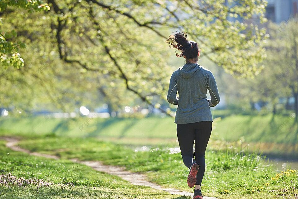 Persoană făcând jogging pentru reducerea tensiunii arteriale